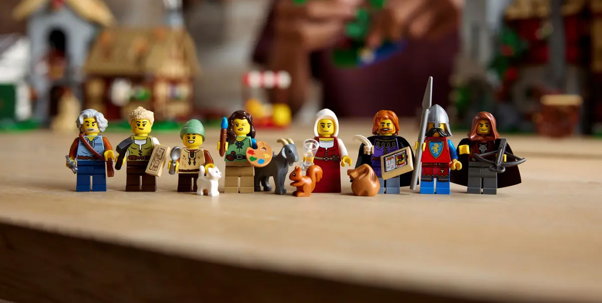 LEGO Set Reveal – Icons Medieval Town Square 10332 | iDisplayit